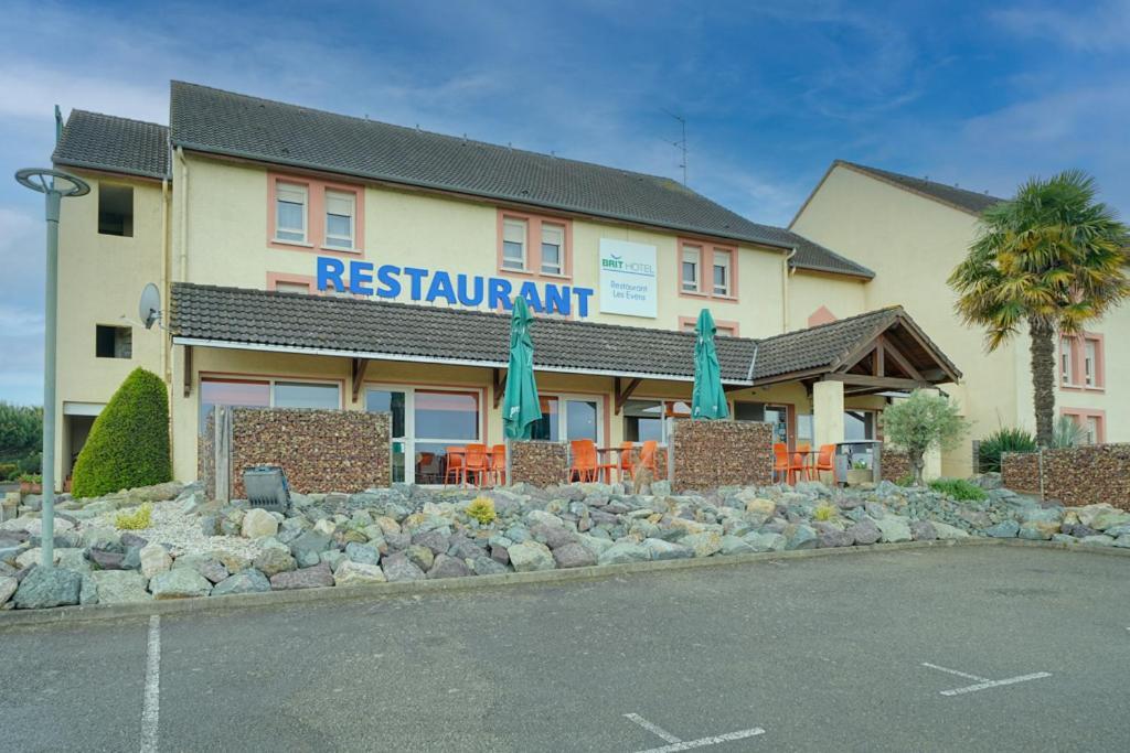 Brit Hotel Les Evens Saint-Saturnin  Exterior photo