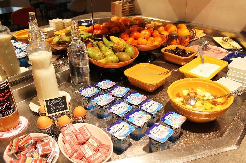 Brit Hotel Les Evens Saint-Saturnin  Restaurant photo