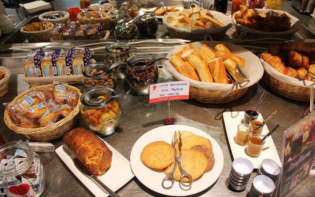 Brit Hotel Les Evens Saint-Saturnin  Restaurant photo