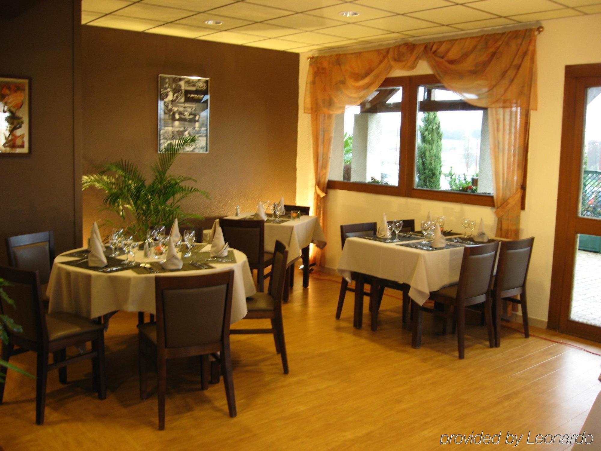Brit Hotel Les Evens Saint-Saturnin  Restaurant photo